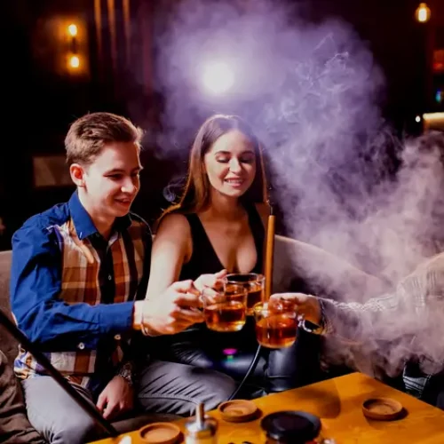 Freunde feiern in der Shisha-Bar